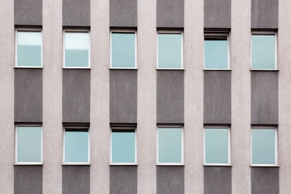 Много окон на фасаде многоэтажного современного дома — стоковое фото