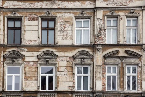 Windows와 함께 오래 된 허름한 벽돌 집의 외관 — 스톡 사진
