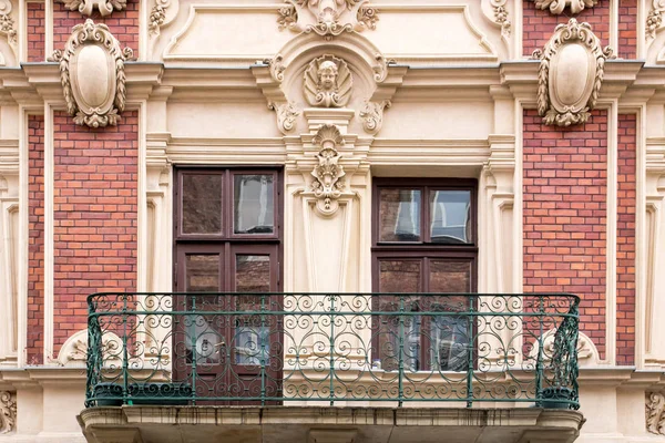 Balkon, z okna na elewacji domu cegła vintage — Zdjęcie stockowe
