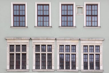 Eski Vintage cephesinde sekiz pencere evler