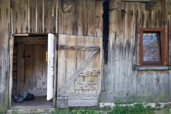 Fasada z otwartych drzwi stary drewniany dom wiejski — Zdjęcie stockowe