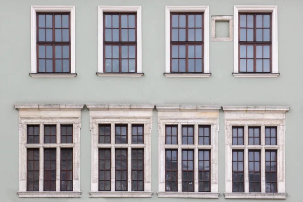 Eski Vintage cephesinde sekiz pencere evler