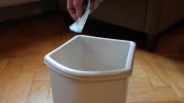 Erkek el Euro faturaları çöpe atma