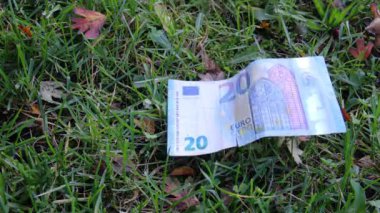 Kağıt para ve bitcoins düşen