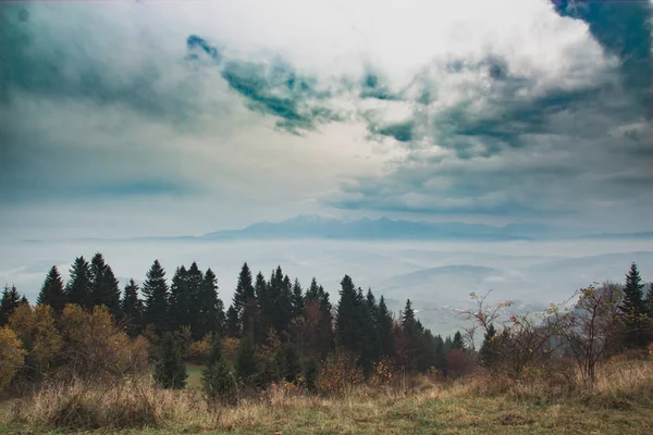 Paisaje de montaña en otoño — Foto de Stock