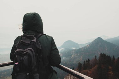 Manzaraya bakarak dağ başındaki genç kız