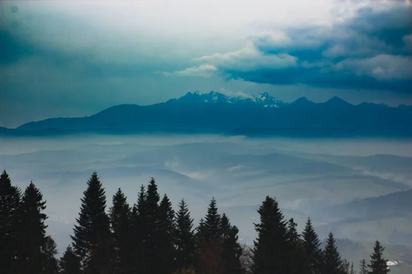 Niebla y paisaje de montaña — Foto de Stock