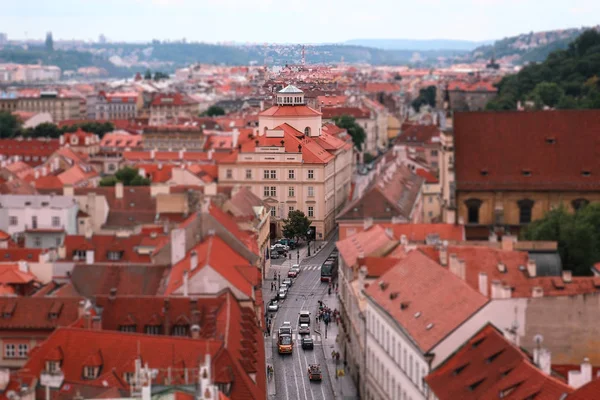 Panorama Prahy červené střechy, lidi a auta na ulici — Stock fotografie