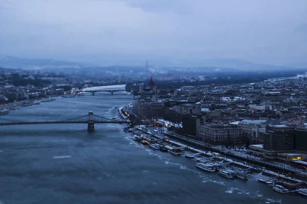 Uitzicht over de stad in de schemering. Boedapest, tilt-shift effect — Stockfoto