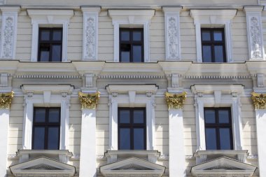 Vintage beyaz bir ev cephesinde altı windows