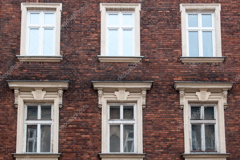 Sechs Fenster an der Fassade des das rote Backsteinhaus