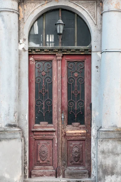 Velha porta gasta vintage com uma lanterna — Fotografia de Stock