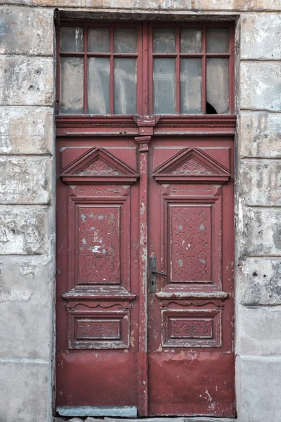 Старая винтажная потрепанная красная дверь — стоковое фото
