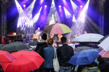 16.07.2017, Krakow, Polonya. Şemsiye bir yağmur sırasında grubu 