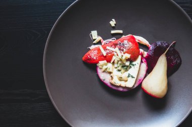 Bir vejetaryen yemekleri ile armut plakaları