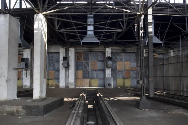 Eine alte, leere Fabrikhalle, im Inneren — Stockfoto