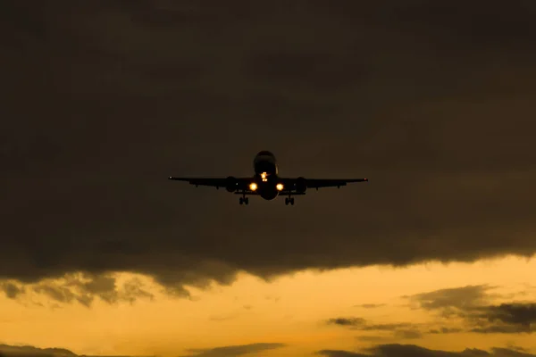 황혼에 착륙 하는 비행기 — 스톡 사진