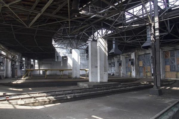 Das leere Gebäude des alten Bahnbetriebshofes von innen — Stockfoto
