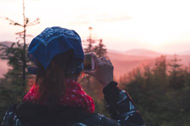 Telefon spri üzerinde bir başörtüsü fotoğraflarda genç bir Müslüman kız