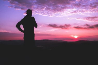 Bir adamın Dramı bir arka plan üzerinde yasaktır boruyla siluet