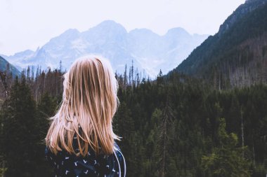 Orman ve Alp Dağları bakarak genç sarışın kız