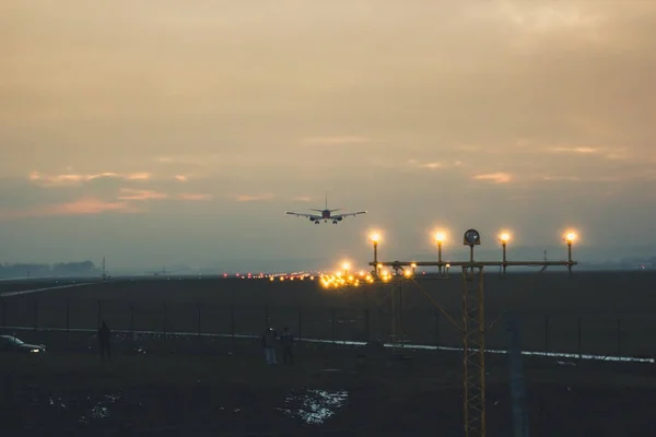 Bir yolcu veya kargo uçağı arka karşı pist üzerinde arazi — Stok fotoğraf
