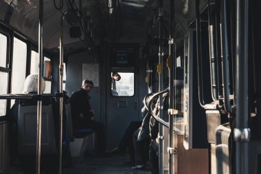 Krakow, Polonya, Aralık 26, 2017 insanlar bir araba sürme 