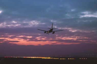 Güvenlik lig ile pist üzerinde bir yolcu ve yük uçak iner