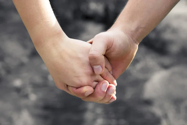 La mano del hombre sosteniendo firmemente a la hembra — Foto de Stock