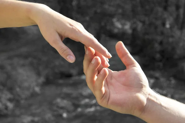Мужская рука нежно берет женскую руку, понятие любви — стоковое фото