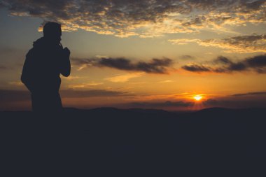 Bir adamın Dramı bir arka plan üzerinde yasaktır boruyla siluet