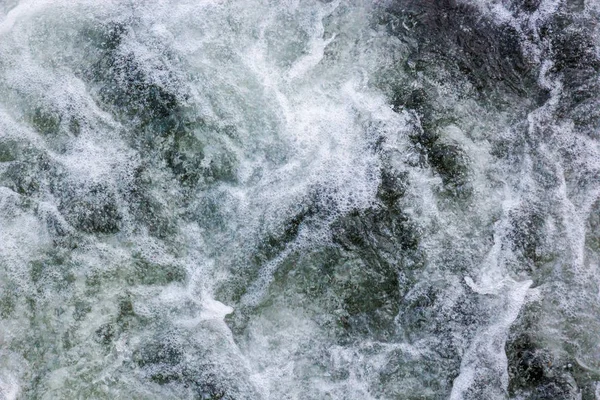 Las olas del mar furiosas y salpicaduras, fondo de color abstracto —  Fotos de Stock