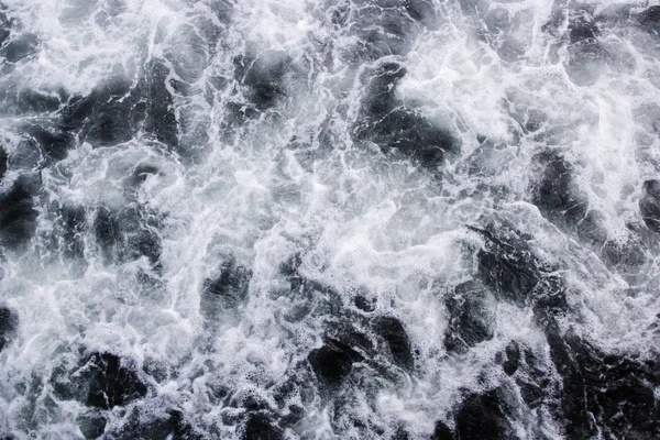 Ondas de mar furiosas y salpicaduras, fondo abstracto en blanco y negro — Foto de Stock