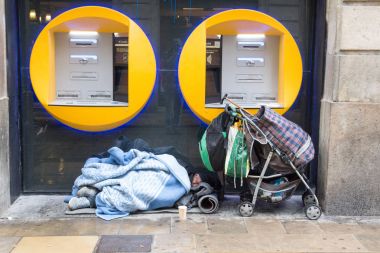 Barselona, İspanya, 4 Şubat 2018 evsiz adam bla ile kaplı