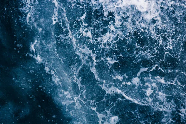 Поверхность моря с волнами, всплесками, пеной и пузырями, b — стоковое фото