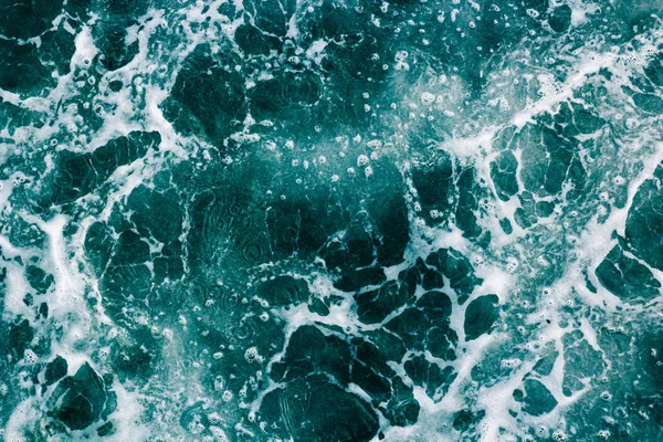 La superficie del mar con olas, salpicaduras, espuma y burbujas, g —  Fotos de Stock