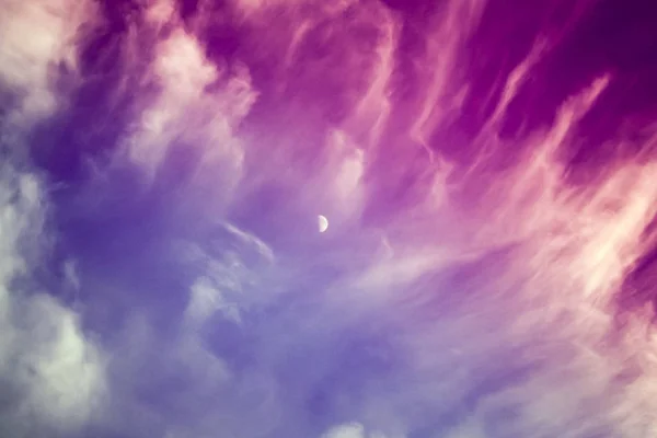 Dramatische rot-blau-violette Himmel und Wolken mit dem Mond im c — Stockfoto