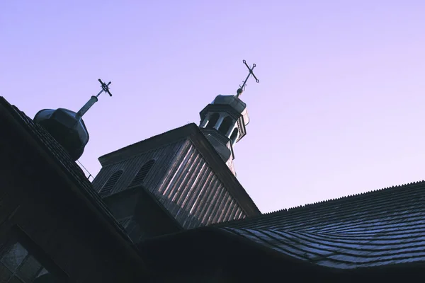 Old wooden Church with the crosses on the domes against the clea — Stock Photo, Image