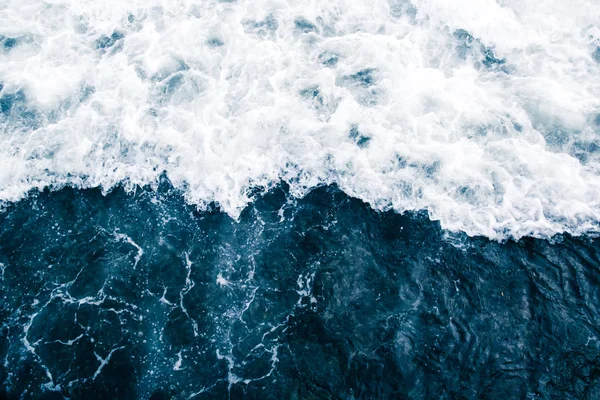 El oleaje azul del mar con olas blancas, salpicaduras, espuma y bu —  Fotos de Stock