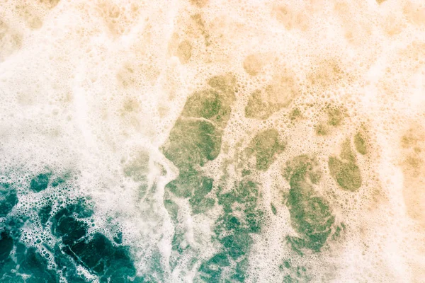 La superficie verde claro del agua con espuma naranja y gurgli —  Fotos de Stock