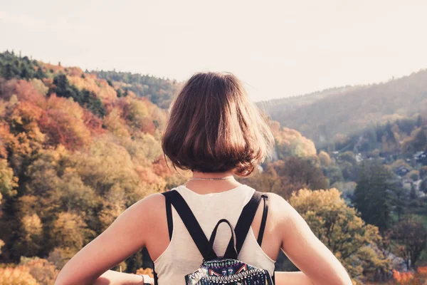 秋山ラ見てバックパックを持つ美しい少女 — ストック写真