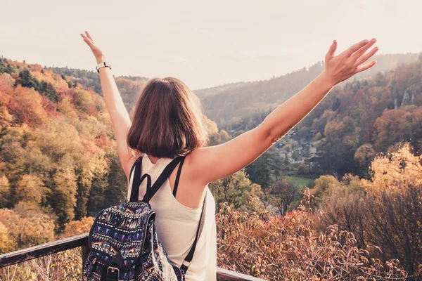 秋の空気を見て手を上げると若い美しいブルネットの少女 — ストック写真