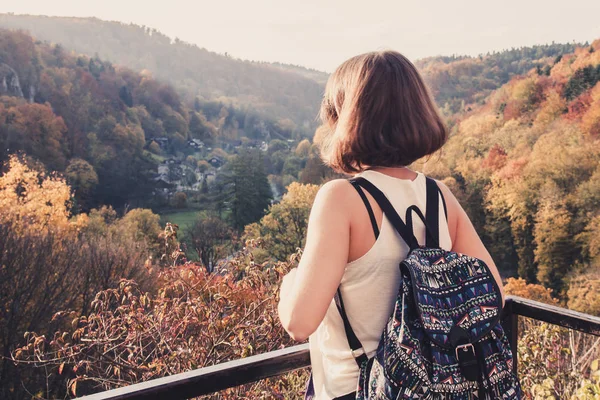 秋の山を見てのバックパックとブルネット少女 lan — ストック写真