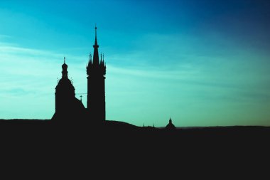 Siyah siluet St. Mary Bazilikası Krakow ve Panoraması