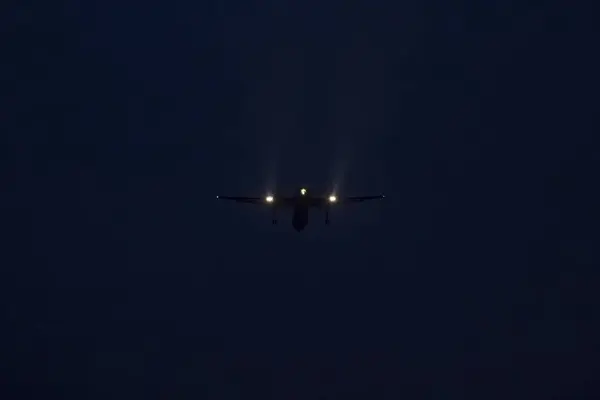 Osobní letadlo vzlétne za soumraku proti tmavě modré noční oblohy — Stock fotografie