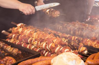 Sokakta ki bir adam büyük bir ızgarada kızartılmış.