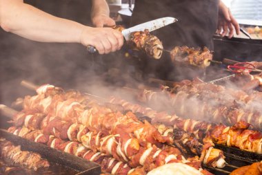 Sokakta ki bir adam büyük bir ızgarada kızartılmış.