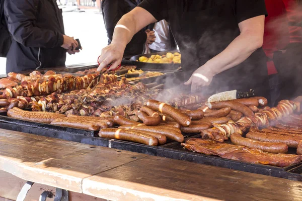 Sokakta ki bir adam büyük bir ızgarada kızartılmış.