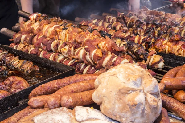 Farklı et ve sosis bir sürü tezgah ve gri üzerinde