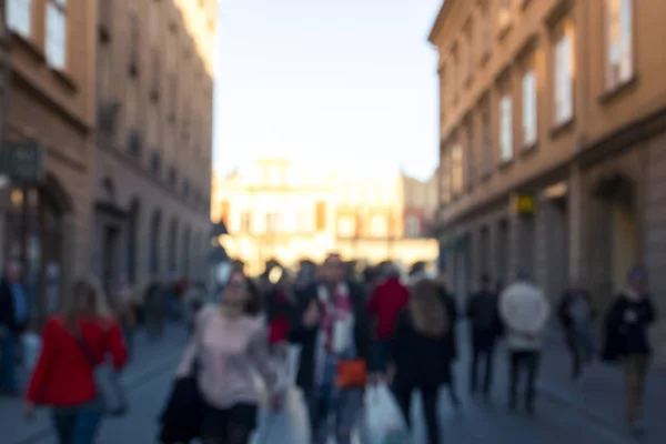 Muchos turistas caminando por las calles del casco antiguo al atardecer, blu — Foto de Stock